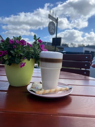 Kaffee und Blumen auf der Terrasse von Anne Ecke